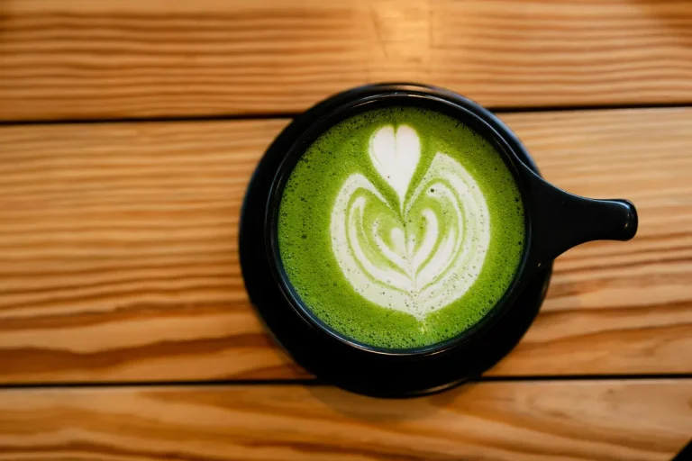 Matcha latte czy kawa – co wybrać rano?